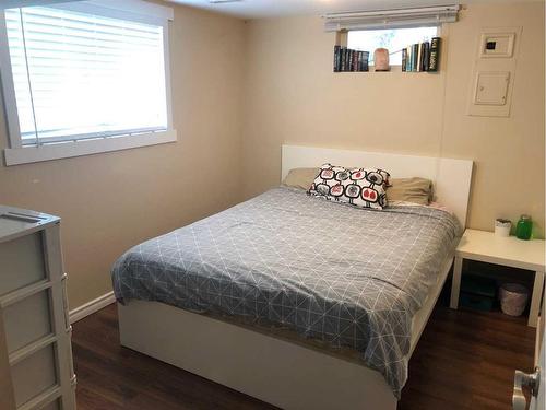 903 18 Street Ne, Calgary, AB - Indoor Photo Showing Bedroom