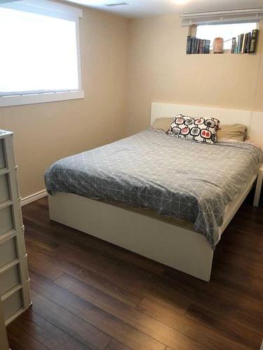 903 18 Street Ne, Calgary, AB - Indoor Photo Showing Bedroom