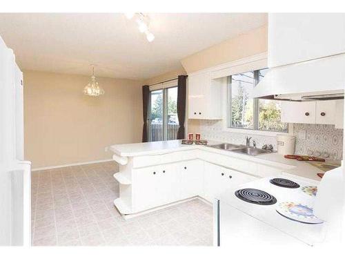 903 18 Street Ne, Calgary, AB - Indoor Photo Showing Kitchen With Double Sink