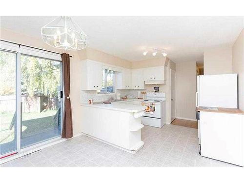 903 18 Street Ne, Calgary, AB - Indoor Photo Showing Kitchen