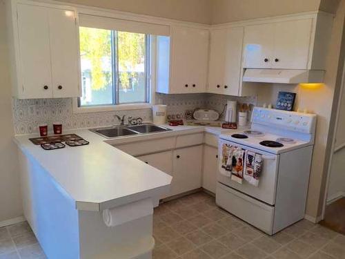 903 18 Street Ne, Calgary, AB - Indoor Photo Showing Kitchen With Double Sink