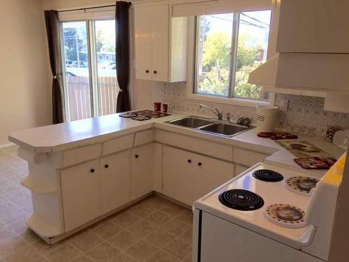 903 18 Street Ne, Calgary, AB - Indoor Photo Showing Kitchen With Double Sink