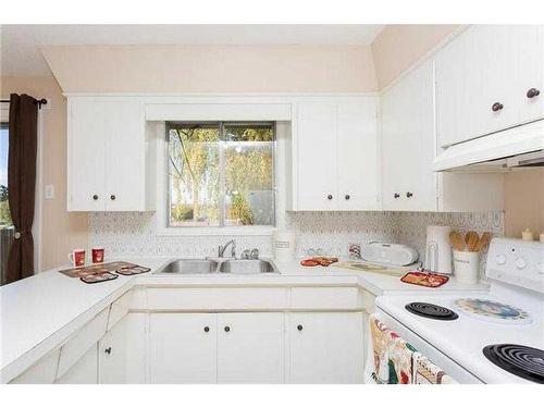 903 18 Street Ne, Calgary, AB - Indoor Photo Showing Kitchen With Double Sink