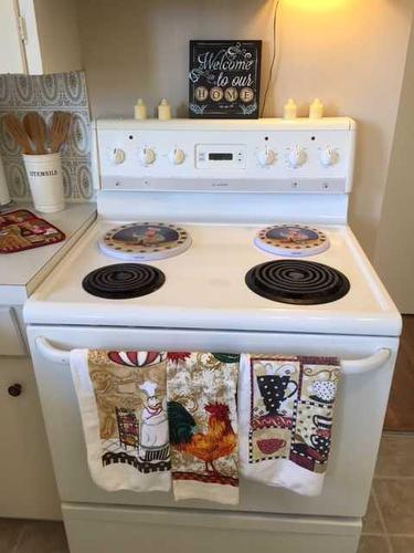 903 18 Street Ne, Calgary, AB - Indoor Photo Showing Kitchen