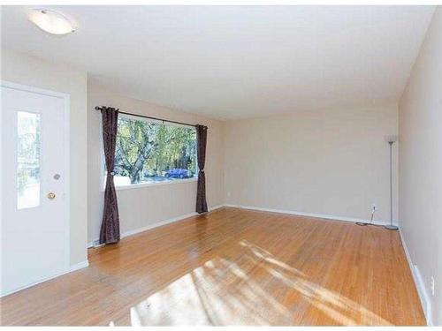 903 18 Street Ne, Calgary, AB - Indoor Photo Showing Other Room