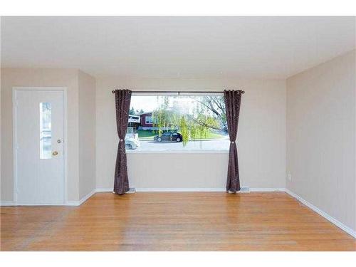 903 18 Street Ne, Calgary, AB - Indoor Photo Showing Other Room