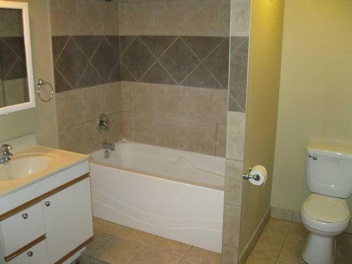 903 18 Street Ne, Calgary, AB - Indoor Photo Showing Bathroom