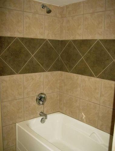 903 18 Street Ne, Calgary, AB - Indoor Photo Showing Bathroom