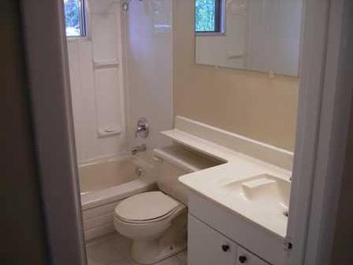 903 18 Street Ne, Calgary, AB - Indoor Photo Showing Bathroom