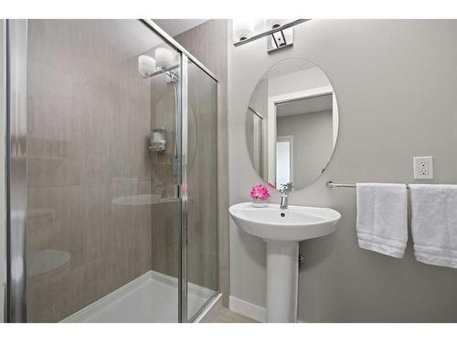 309-93 34 Avenue Sw, Calgary, AB - Indoor Photo Showing Bathroom