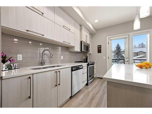 309-93 34 Avenue Sw, Calgary, AB - Indoor Photo Showing Kitchen With Stainless Steel Kitchen With Double Sink With Upgraded Kitchen