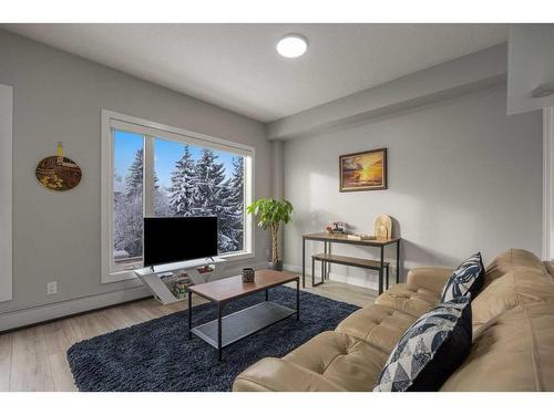 309-93 34 Avenue Sw, Calgary, AB - Indoor Photo Showing Living Room