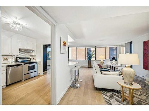 805-330 26 Avenue Sw, Calgary, AB - Indoor Photo Showing Kitchen With Stainless Steel Kitchen