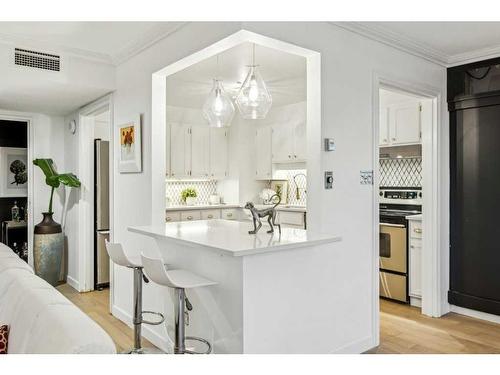 805-330 26 Avenue Sw, Calgary, AB - Indoor Photo Showing Kitchen