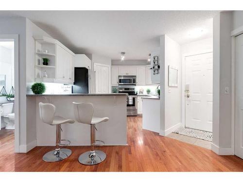 2-2811 24A Street Sw, Calgary, AB - Indoor Photo Showing Kitchen