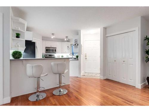 2-2811 24A Street Sw, Calgary, AB - Indoor Photo Showing Kitchen