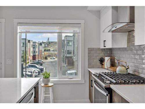 412 Greenbriar Common Nw, Calgary, AB - Indoor Photo Showing Kitchen With Upgraded Kitchen