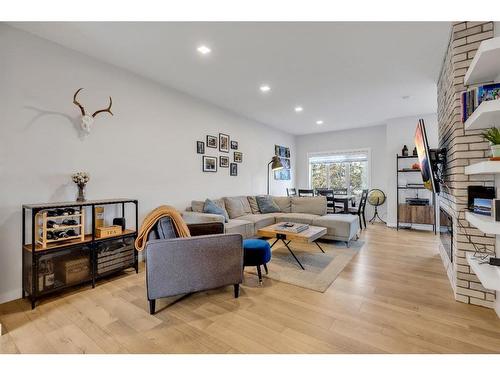 412 Greenbriar Common Nw, Calgary, AB - Indoor Photo Showing Living Room