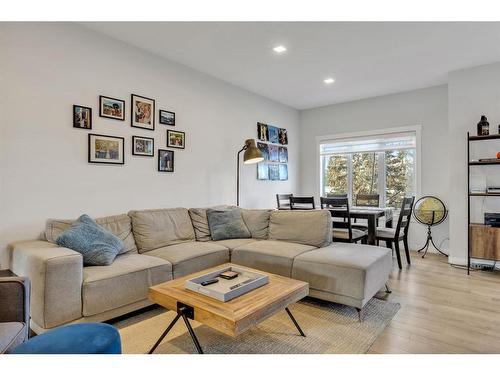 412 Greenbriar Common Nw, Calgary, AB - Indoor Photo Showing Living Room