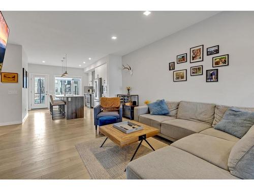 412 Greenbriar Common Nw, Calgary, AB - Indoor Photo Showing Living Room