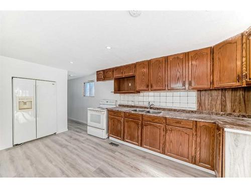 250037 Range Road 250, Rural Wheatland County, AB - Indoor Photo Showing Kitchen With Double Sink