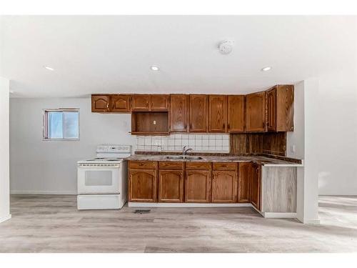 250037 Range Road 250, Rural Wheatland County, AB - Indoor Photo Showing Kitchen With Double Sink