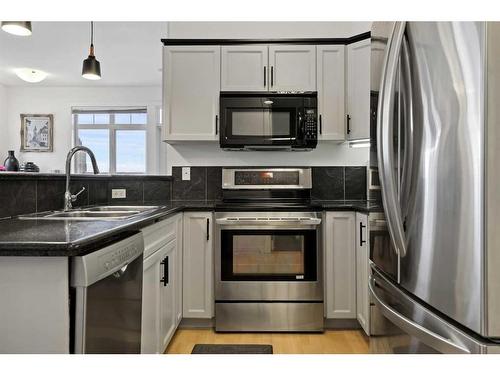 402-303 19 Avenue Sw, Calgary, AB - Indoor Photo Showing Kitchen With Double Sink With Upgraded Kitchen