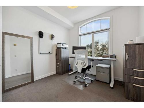 402-303 19 Avenue Sw, Calgary, AB - Indoor Photo Showing Office