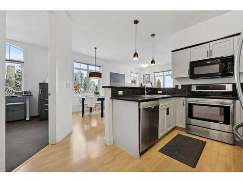 402-303 19 Avenue Sw, Calgary, AB - Indoor Photo Showing Kitchen With Upgraded Kitchen