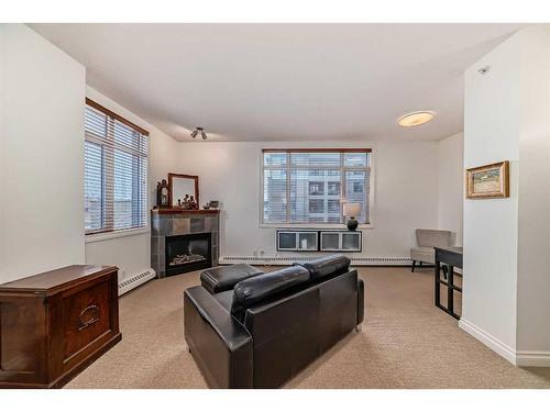 435-950 Centre Avenue Ne, Calgary, AB - Indoor Photo Showing Living Room With Fireplace