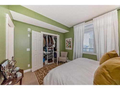 435-950 Centre Avenue Ne, Calgary, AB - Indoor Photo Showing Bedroom