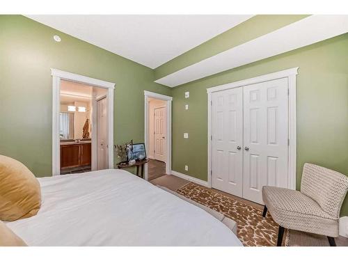 435-950 Centre Avenue Ne, Calgary, AB - Indoor Photo Showing Bedroom