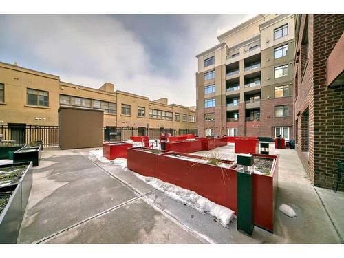 435-950 Centre Avenue Ne, Calgary, AB - Outdoor