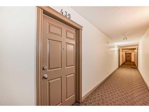 435-950 Centre Avenue Ne, Calgary, AB - Indoor Photo Showing Other Room