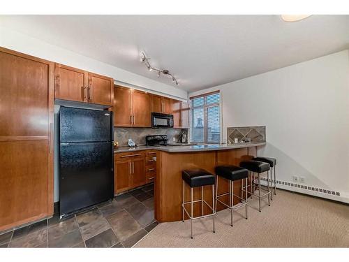 435-950 Centre Avenue Ne, Calgary, AB - Indoor Photo Showing Kitchen