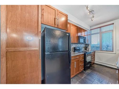 435-950 Centre Avenue Ne, Calgary, AB - Indoor Photo Showing Kitchen