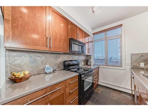 435-950 Centre Avenue Ne, Calgary, AB - Indoor Photo Showing Kitchen