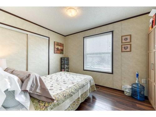 274037A Range Road 214, Rural Wheatland County, AB - Indoor Photo Showing Bedroom