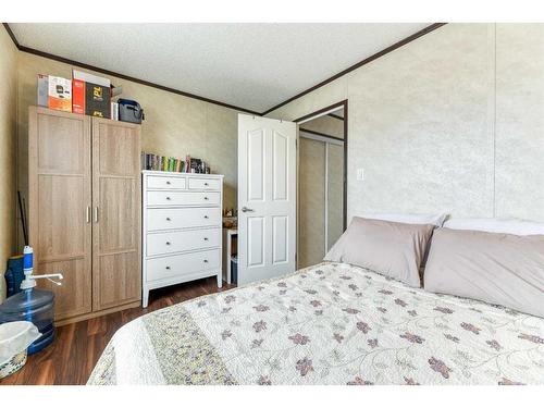 274037A Range Road 214, Rural Wheatland County, AB - Indoor Photo Showing Bedroom