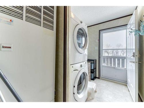 274037A Range Road 214, Rural Wheatland County, AB - Indoor Photo Showing Laundry Room