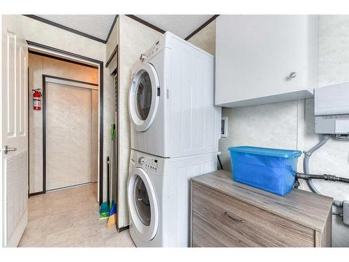 274037A Range Road 214, Rural Wheatland County, AB - Indoor Photo Showing Laundry Room