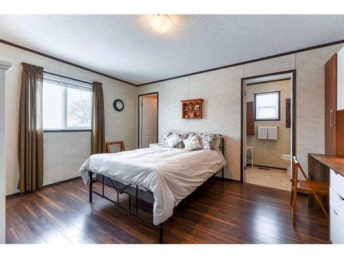 274037A Range Road 214, Rural Wheatland County, AB - Indoor Photo Showing Bedroom