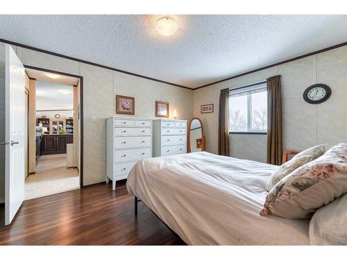 274037A Range Road 214, Rural Wheatland County, AB - Indoor Photo Showing Bedroom