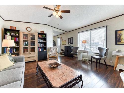 274037A Range Road 214, Rural Wheatland County, AB - Indoor Photo Showing Living Room