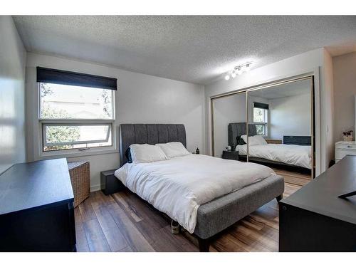 40 Strathearn Rise Sw, Calgary, AB - Indoor Photo Showing Bedroom