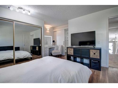 40 Strathearn Rise Sw, Calgary, AB - Indoor Photo Showing Bedroom