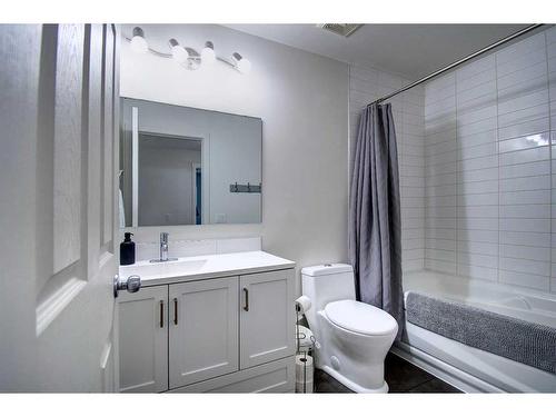 40 Strathearn Rise Sw, Calgary, AB - Indoor Photo Showing Bathroom