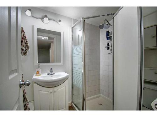 40 Strathearn Rise Sw, Calgary, AB - Indoor Photo Showing Bathroom