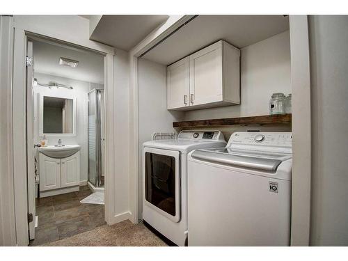 40 Strathearn Rise Sw, Calgary, AB - Indoor Photo Showing Laundry Room