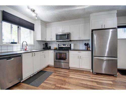 40 Strathearn Rise Sw, Calgary, AB - Indoor Photo Showing Kitchen With Stainless Steel Kitchen With Upgraded Kitchen